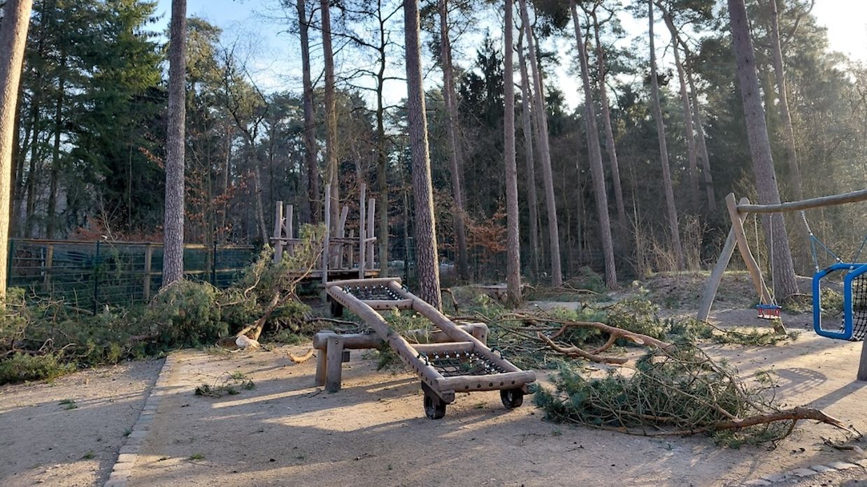 Wetterbedingte Schäden auf dem Spielplatz im Wildgehege Klövensteen
